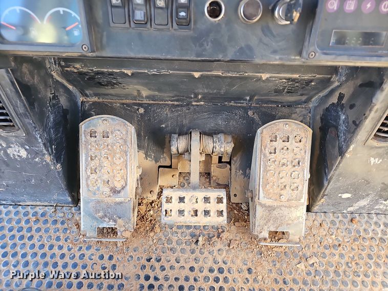 image for item NP9373 2002 Caterpillar 963C track loader