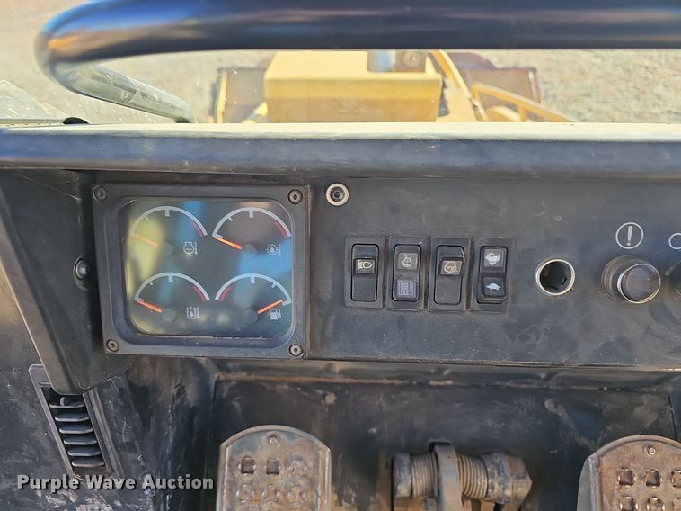 image for item NP9373 2002 Caterpillar 963C track loader