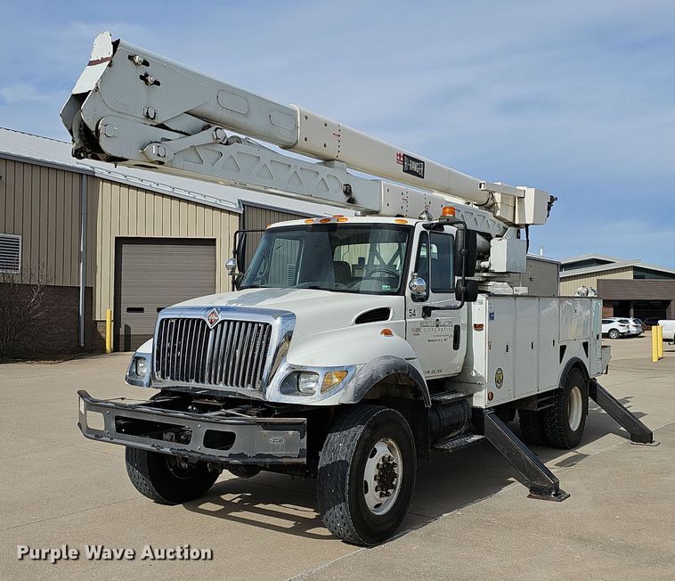 image for item NP9378 2004 International  7400  bucket truck