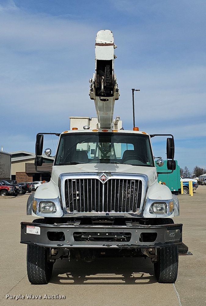 image for item NP9378 2004 International  7400  bucket truck