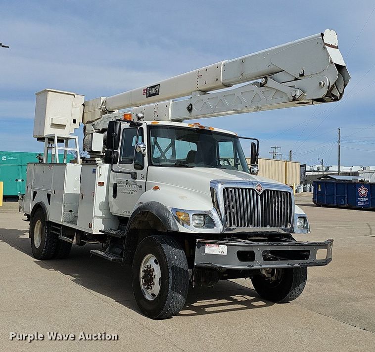 image for item NP9378 2004 International  7400  bucket truck