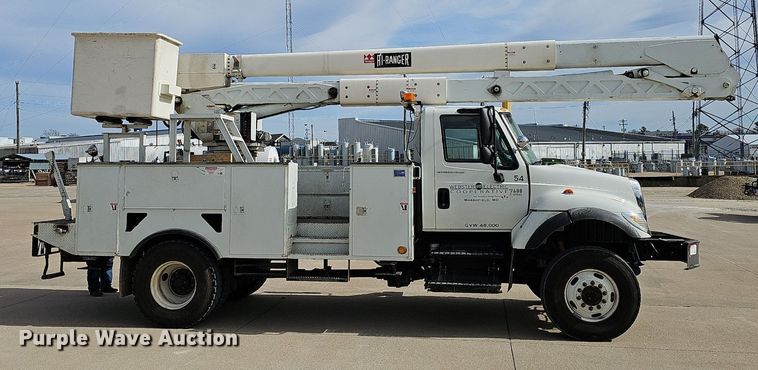 image for item NP9378 2004 International  7400  bucket truck
