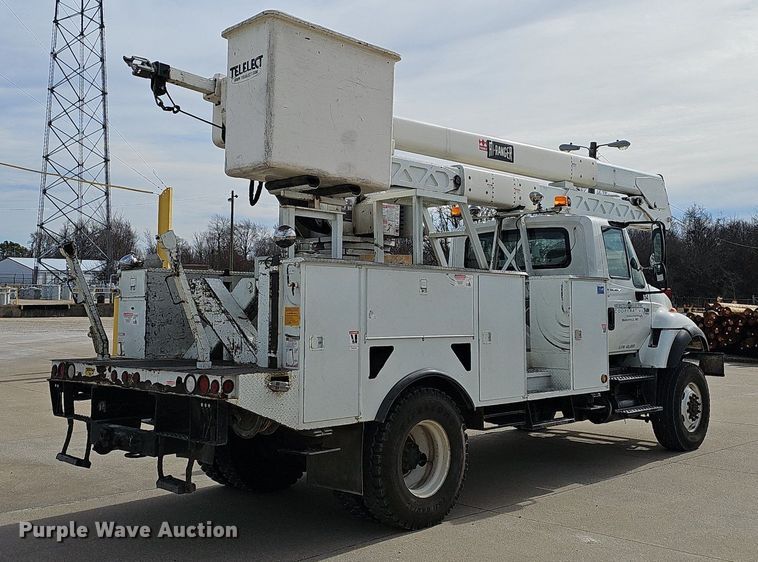 image for item NP9378 2004 International  7400  bucket truck