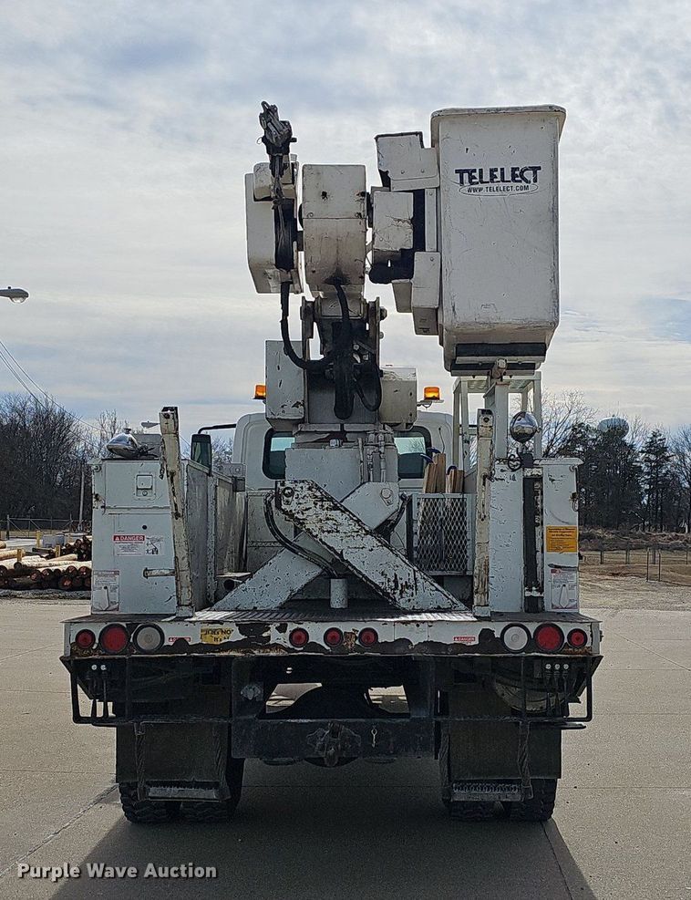 image for item NP9378 2004 International  7400  bucket truck
