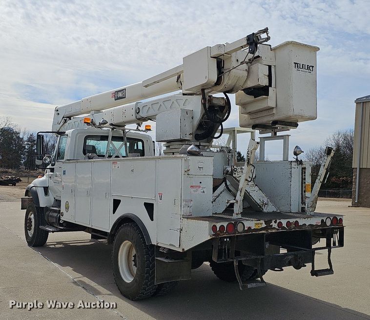 image for item NP9378 2004 International  7400  bucket truck
