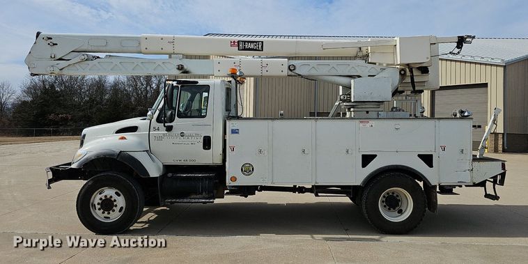 image for item NP9378 2004 International  7400  bucket truck