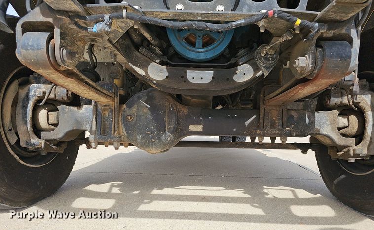 image for item NP9378 2004 International  7400  bucket truck