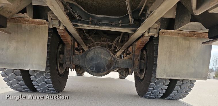 image for item NP9378 2004 International  7400  bucket truck