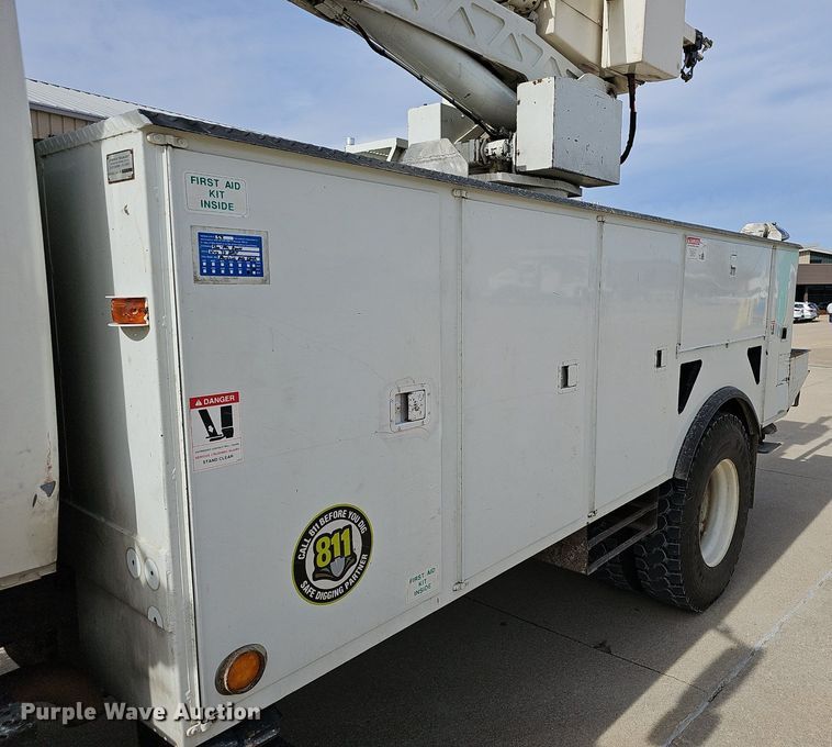 image for item NP9378 2004 International  7400  bucket truck