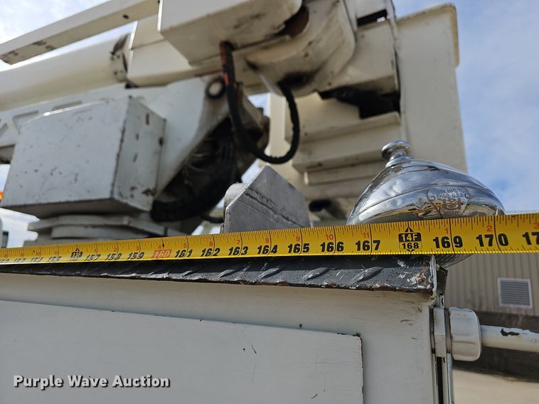 image for item NP9378 2004 International  7400  bucket truck