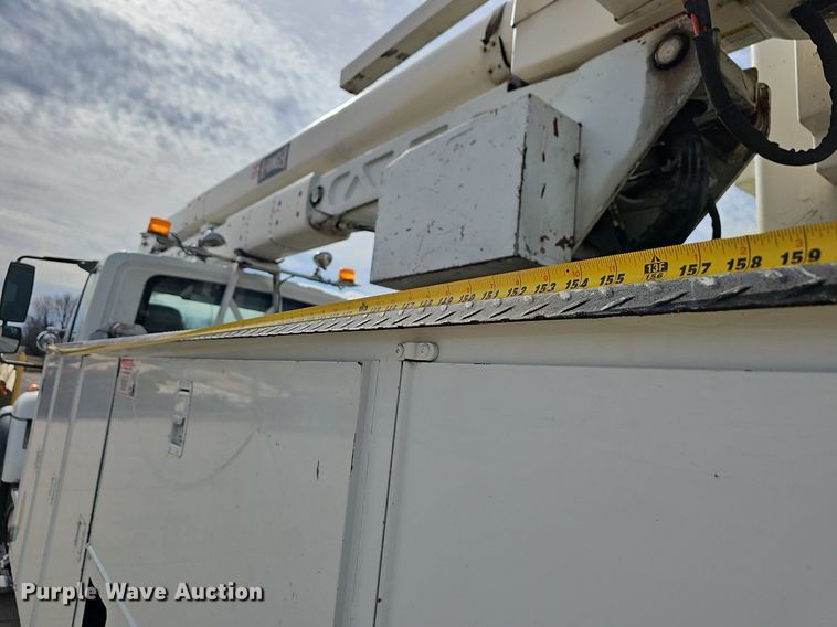 image for item NP9378 2004 International  7400  bucket truck