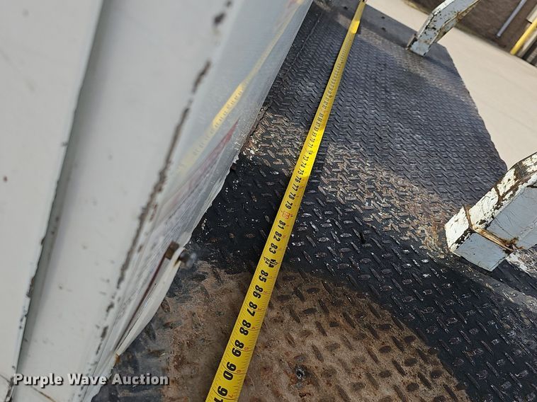 image for item NP9378 2004 International  7400  bucket truck