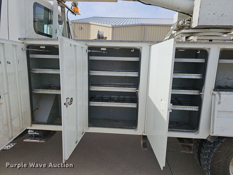 image for item NP9378 2004 International  7400  bucket truck