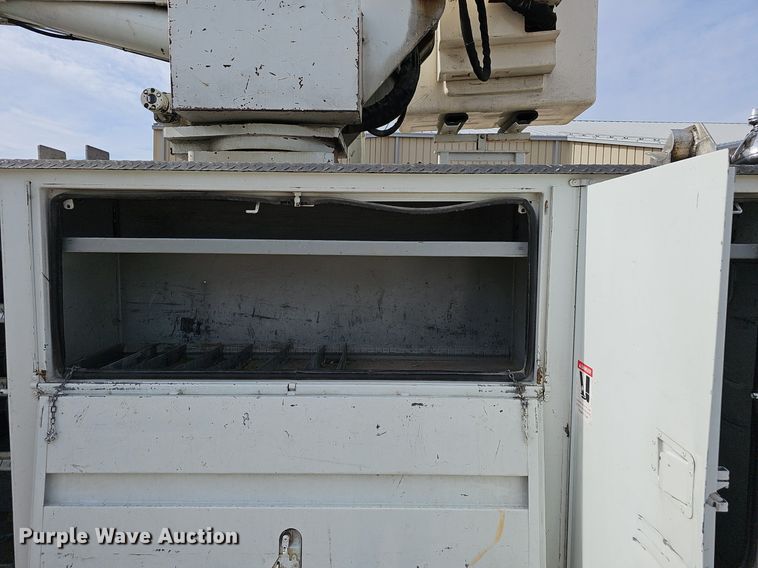 image for item NP9378 2004 International  7400  bucket truck