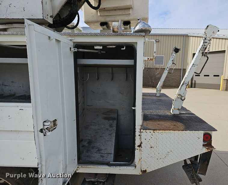 image for item NP9378 2004 International  7400  bucket truck