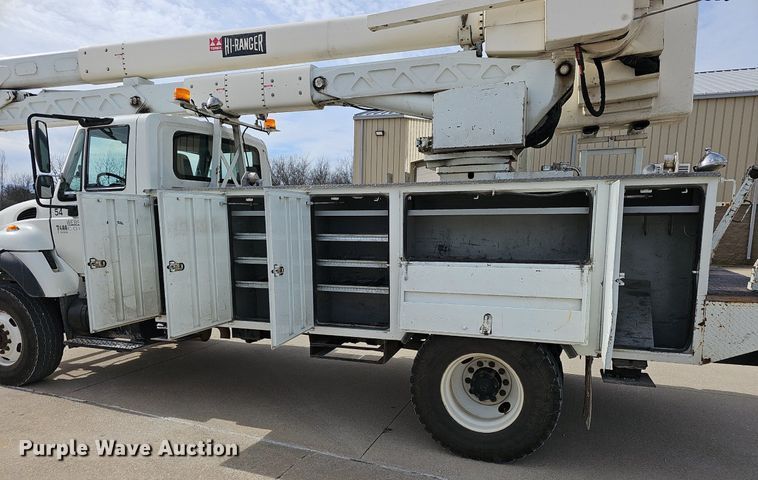 image for item NP9378 2004 International  7400  bucket truck