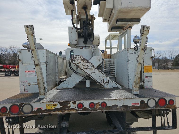 image for item NP9378 2004 International  7400  bucket truck