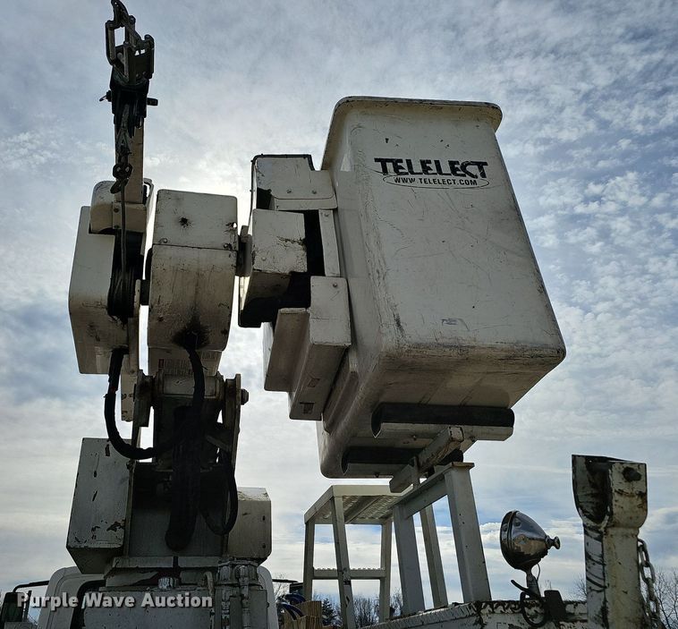 image for item NP9378 2004 International  7400  bucket truck