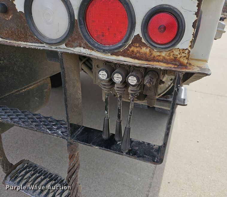 image for item NP9378 2004 International  7400  bucket truck