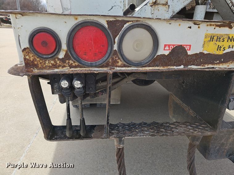 image for item NP9378 2004 International  7400  bucket truck