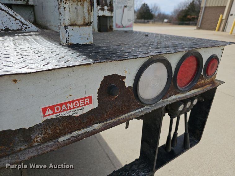 image for item NP9378 2004 International  7400  bucket truck