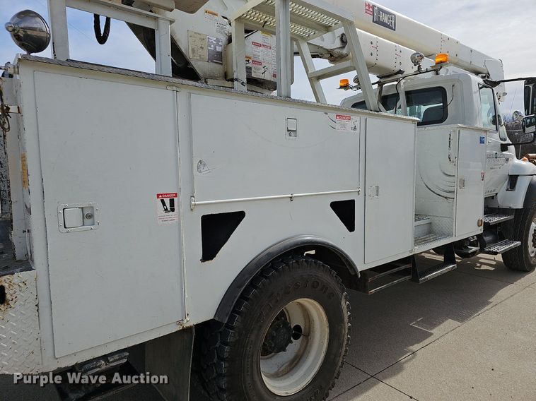image for item NP9378 2004 International  7400  bucket truck