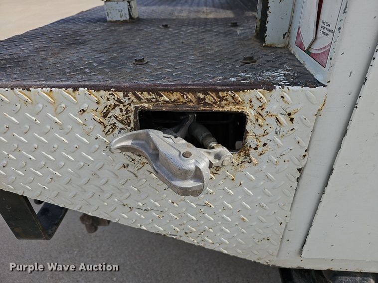 image for item NP9378 2004 International  7400  bucket truck