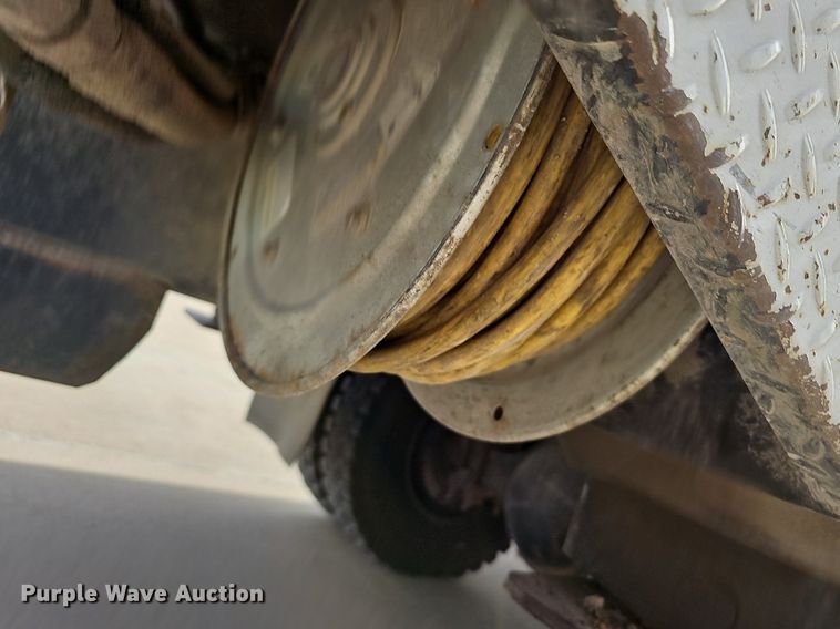 image for item NP9378 2004 International  7400  bucket truck