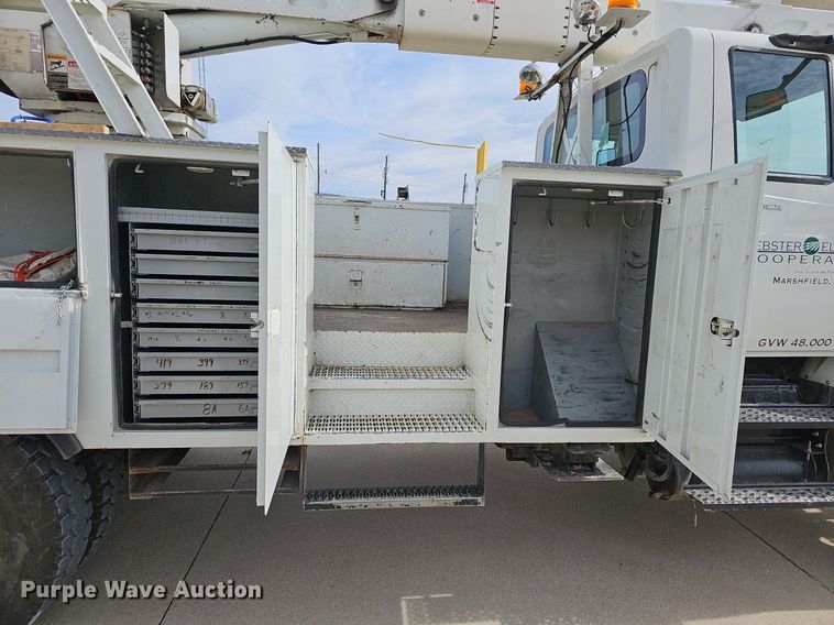 image for item NP9378 2004 International  7400  bucket truck