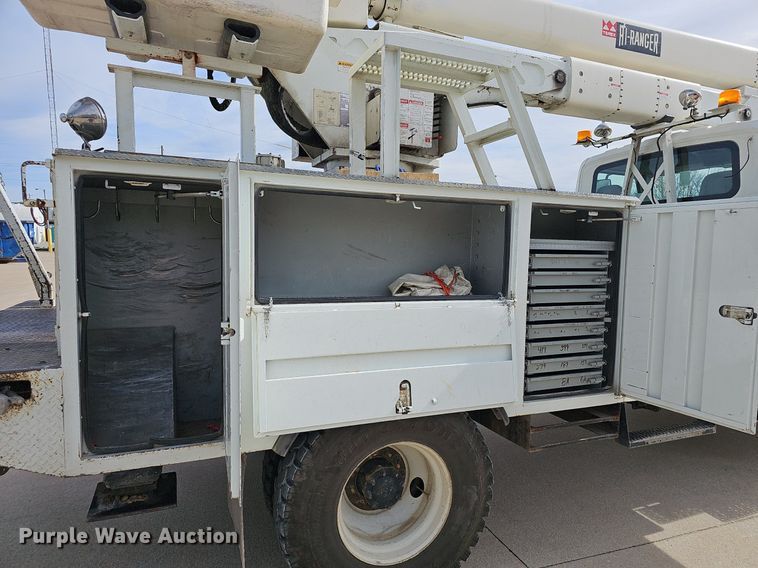 image for item NP9378 2004 International  7400  bucket truck