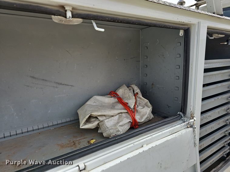 image for item NP9378 2004 International  7400  bucket truck