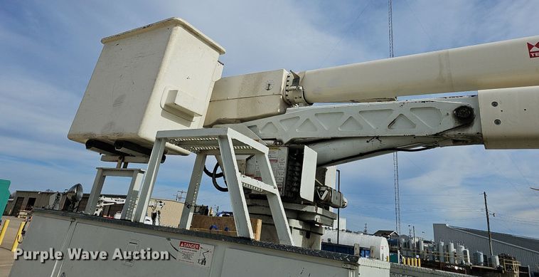 image for item NP9378 2004 International  7400  bucket truck