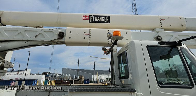 image for item NP9378 2004 International  7400  bucket truck