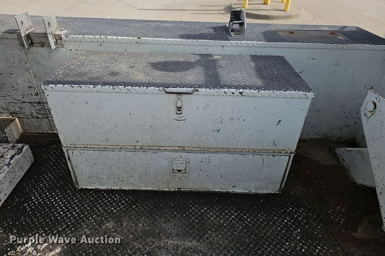 image for item NP9378 2004 International  7400  bucket truck