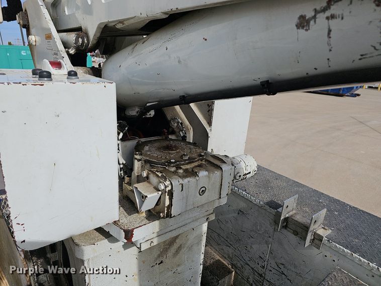 image for item NP9378 2004 International  7400  bucket truck