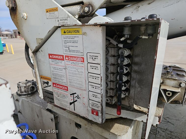 image for item NP9378 2004 International  7400  bucket truck