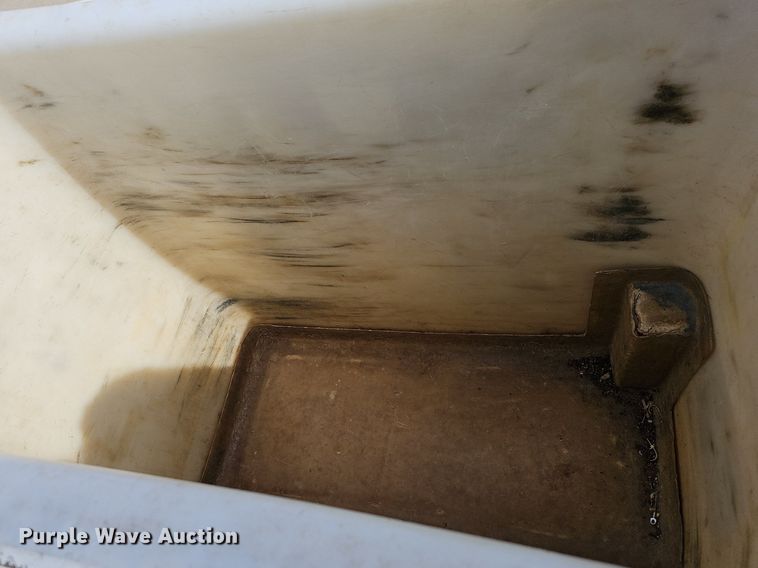 image for item NP9378 2004 International  7400  bucket truck