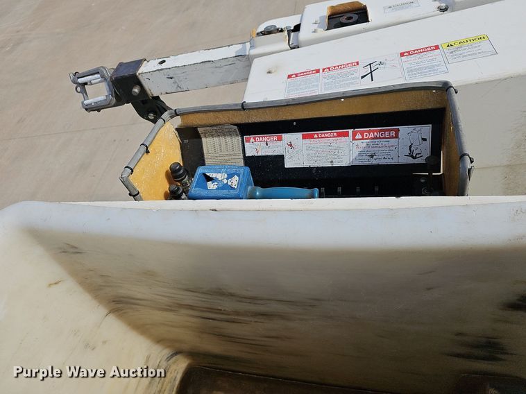 image for item NP9378 2004 International  7400  bucket truck