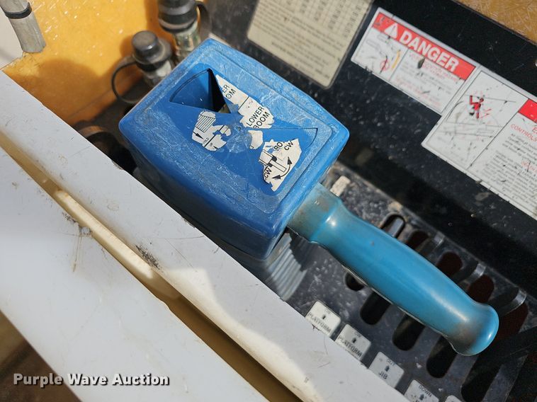 image for item NP9378 2004 International  7400  bucket truck