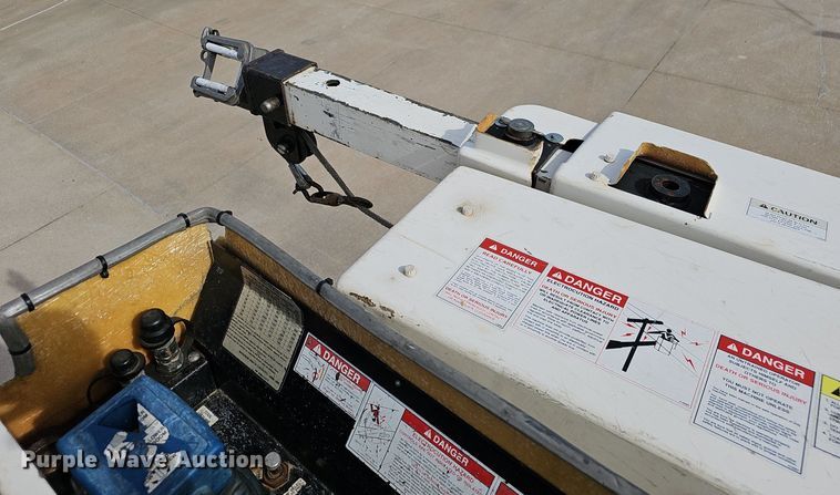 image for item NP9378 2004 International  7400  bucket truck
