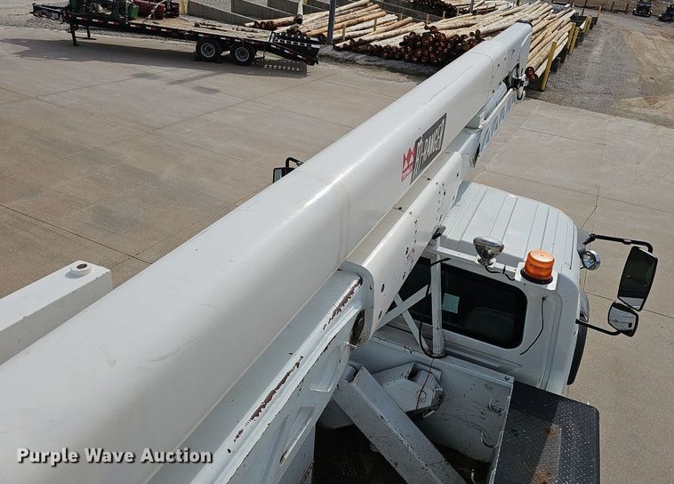 image for item NP9378 2004 International  7400  bucket truck