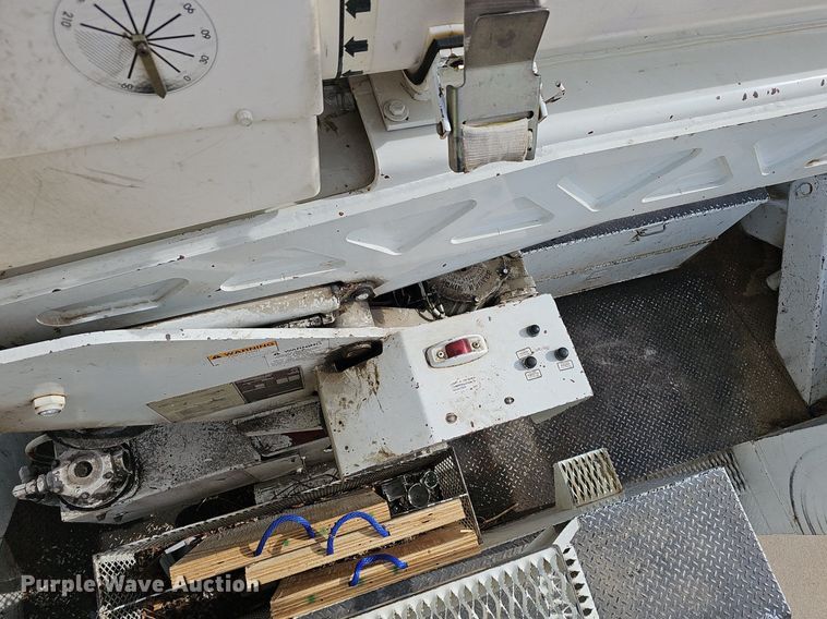 image for item NP9378 2004 International  7400  bucket truck