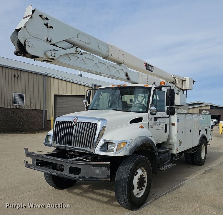 image for item NP9378 2004 International  7400  bucket truck
