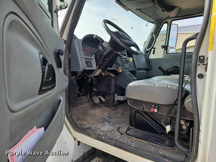 image for item NP9378 2004 International  7400  bucket truck