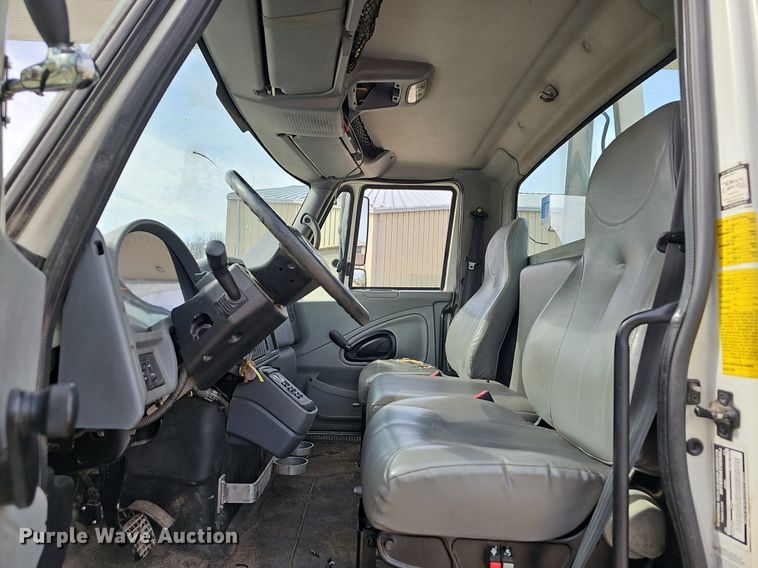 image for item NP9378 2004 International  7400  bucket truck