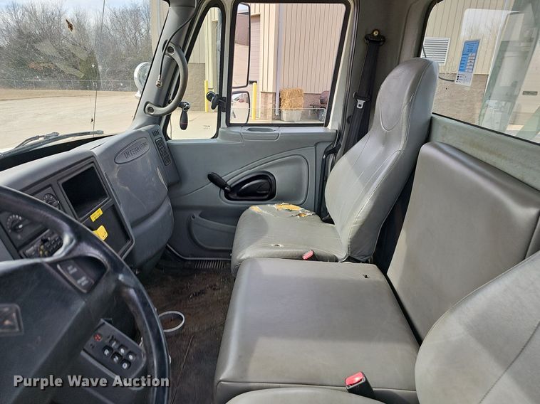 image for item NP9378 2004 International  7400  bucket truck