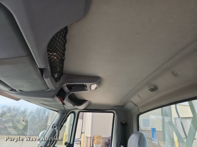 image for item NP9378 2004 International  7400  bucket truck