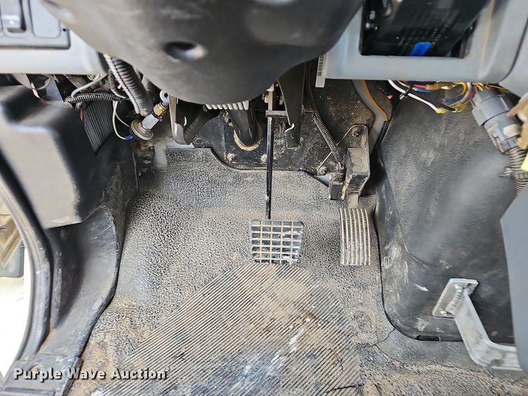 image for item NP9378 2004 International  7400  bucket truck