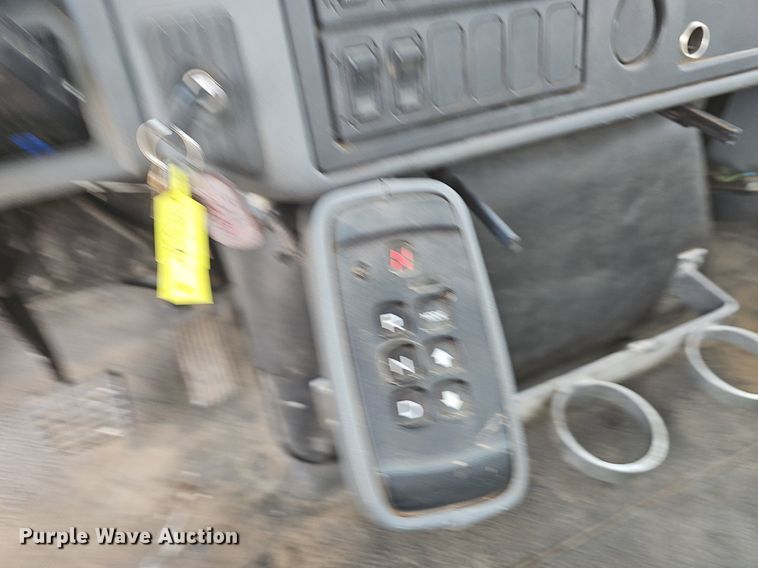 image for item NP9378 2004 International  7400  bucket truck