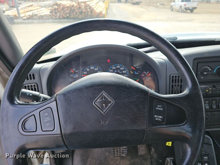 image for item NP9378 2004 International  7400  bucket truck